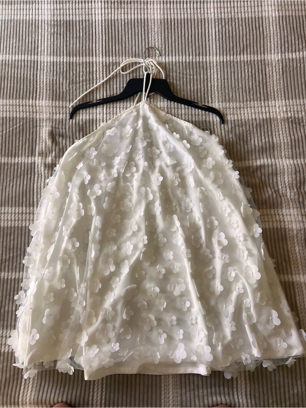 White Mini Dress with 3D Floral Appliqués. Size: M - Picture 6 of 8